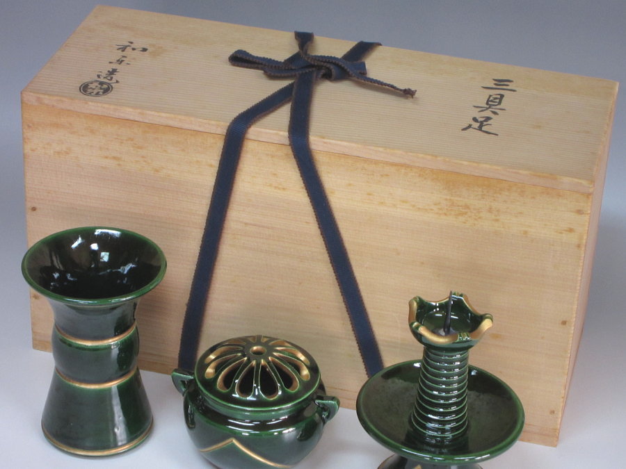 茶道具　青楽三具足（花入、香炉、燭台)と扇子立